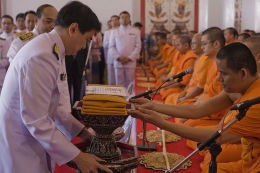 PM Thailand Abhisit mempersembahkan jubah Kathina pada bhikkhu pada tahun 2010 - Thai Gov/domain publik 