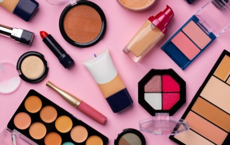 Gambar 1. Produk makeup (Sumber: shutterstock)