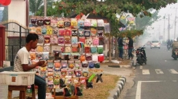 Penjual Masker Di Pinggir Jalan | Sumber Tribun Kalteng