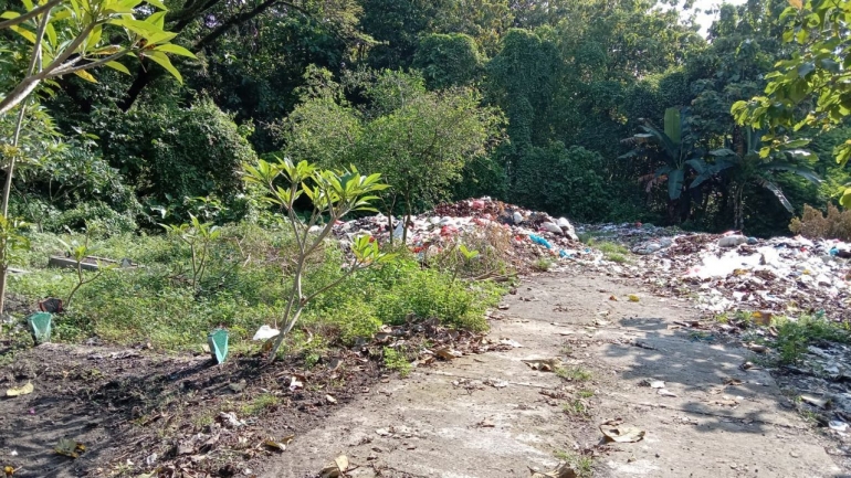 Penampakan area Tempat sampah yang dekat pemakaman (Rabu, 18/5/2022. DokPri)