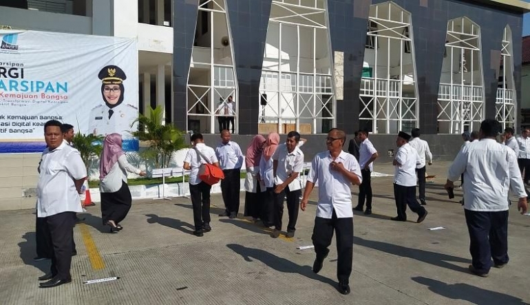 ASN di Balaikota Cirebon tanpa masker di ruang terbuka|dok. iNews.id/Hasan Hidayat