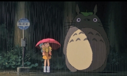 Totoro bersama Satsuki dan Mei | sumber: Tangkapan layar film My Neighbor Totoro (1988)