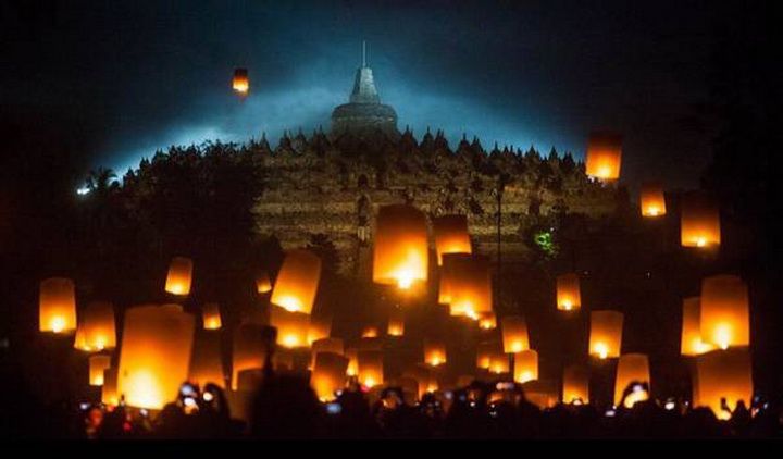 Pelepasan lampion, salah satu tradisi perayaan Hari Waisak di Candi Borobudur (foto: Kompas.com)