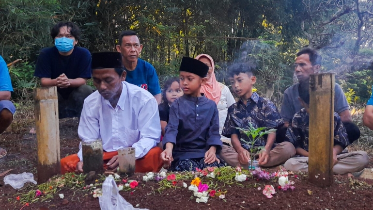 Prosesi ziarah makam leluhur dalam tradisi sunatan masyarakat sunda. Sumber: dokpri