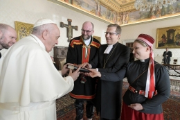 Paus Fransiskus menerima hadiah saat beraudiensi dengan delegasi ekumenis dari Gereja Lutheran Finlandia di Vatikan 17 Januari 2022. (CNS Photo) 