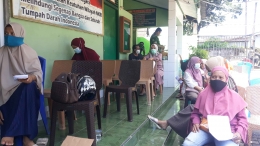 Peserta BLT - Minyak Goreng saat menunggu antrian di Makoramil 11/BKY, Kamis (19/5)