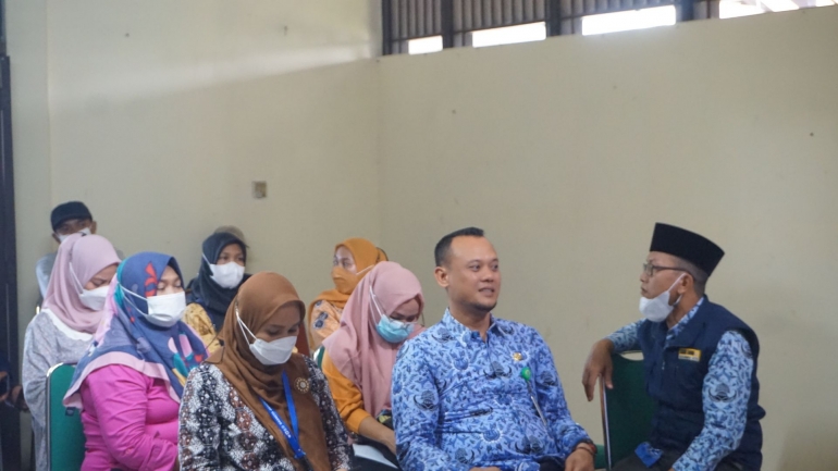 (Kedua dari kanan) Teten Haryanto, SH., MSi selaku kepala lurah Babakan, Kota Tangerang Selatan. Dokpri