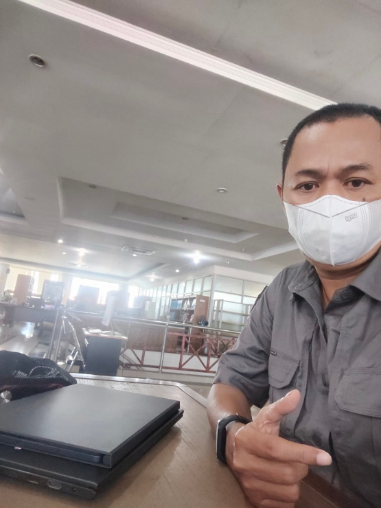 Penulis ketika berada di Ruang perpustakaan Daerah dan Kearsipan Propinsi Kalimantan Timur (Dokpri)