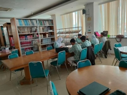 Siswa SMA sedang asik membaca novel (Dokpri)