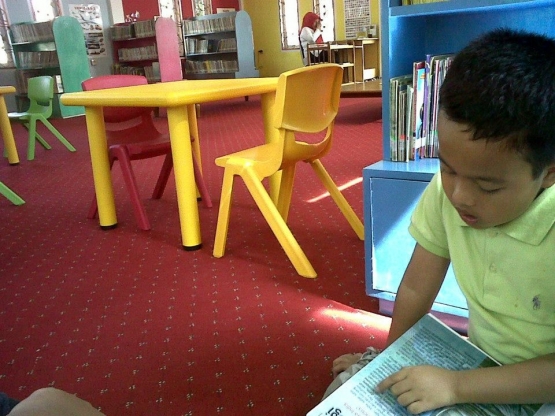 Tempatnya nyaman dan koleksi bacaan anak cukup banyak | Dokpri.