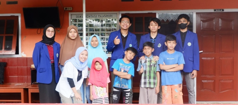 Bersama sebagian anak-anak yayasan (Dokpri)