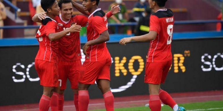 Selebrasi para pemain timnas Indonesia saat memetik kemenangan di Sea Games 31| (bola.kompas.com)