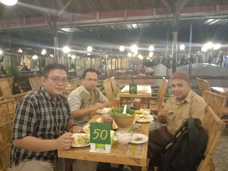 Makan malam di kampung kecil Jatibening Bekasi/dokpri