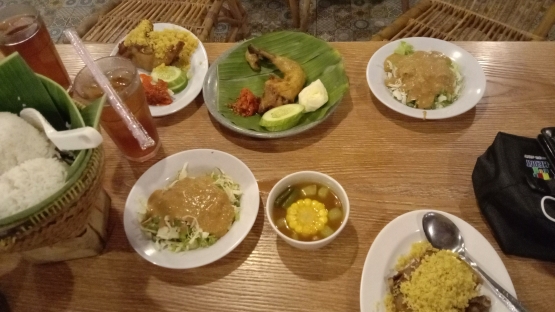 Menu makan malam di kampung kecil Jatibening Bekasi/dokpri