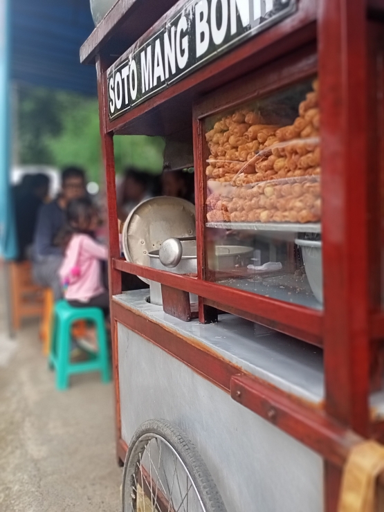 Foto gerobak soto daging kuah bening dengan latar belakang pengunjung (dokumen pribadi)