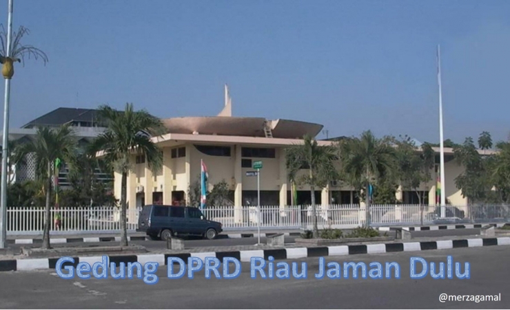 Image: Gedung DPRD Riau sebelum direnovasi menjadi Perpustakaan Soeman HS (by Merza Gamal)