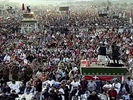 Pendukung mantan perdana menteri Imran Khan melakukan protes di kota Islamabad. | Sumber: ANI/PTV Grab/Gulfnews.com