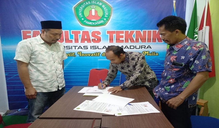 Moh Hasanuddin menjadi saksi dalam nota kesepahaman antara KIM Pamekasan Hebat dengan Yayasan Bustanul Firdaus Jakarta.  (Dokpri)