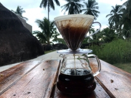 Image: Proses penyaringan kopi yang telah diredam selama 12 jam (by Merza Gamal)