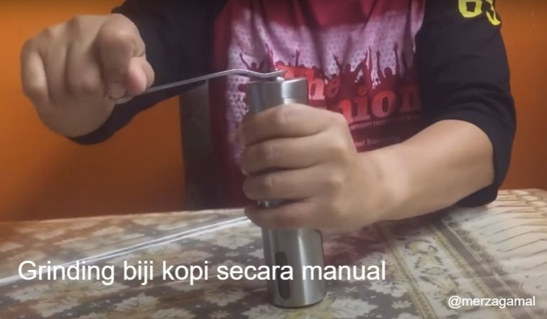 Image: Griding biji kopi menjadi bubuk secara manual untuk hasilyang lebih nikmat (by Merza Gamal)