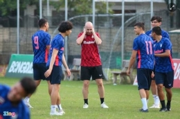 Staf dan analis video taktik timnas Thailand Luis Viegas sedang melatih para pemain Thailand U-23 (superball.bolasport.com)