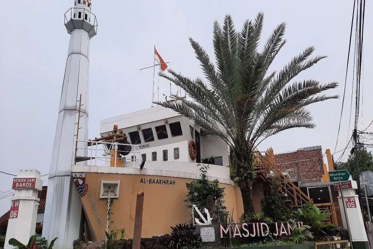 Arsitektur Nyentrik. Desain arsitektur Masjid Jami' Al-Baakhirah menyerupai kapal laut di Kel. Baros, Kec. Cimahi Tengah. Foto: Riska Fatma Meinarty