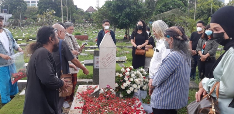 Sejumlah seniman menziarahi makam Chairil Anwar di TPU Karet Bivak, Jakarta Pusat. Foto: Eki Thadan