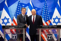 Perdana Menteri Israel Naftali Bennett dan Menteri Luar Negeri AS Antony Blinken Yerusalem, 27 Maret 2022. Sumber Foto : Olivier Fitoussi/JINI via Xin