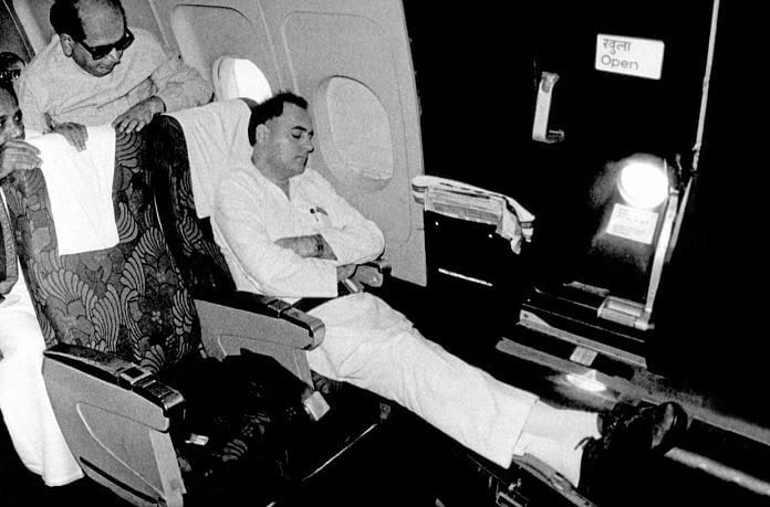 Dalam gambar  tahun 1991, Rajiv Gandhi terlihat sedang tidur siang di pesawat ke Chennai | Foto: Praveen Jain | 
