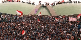 Aksi Demonstrasi para Mahasiswa ditahun 1998 yang menuntut agenda reformasi kepada Suharto (Sumber gambar:Akurat.co/Silvia Nur Fajri)
