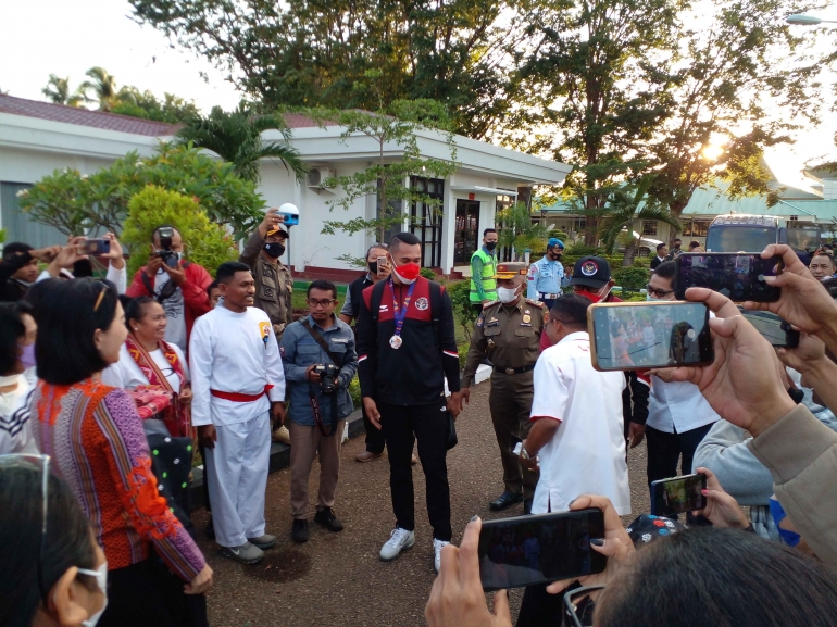 Bunda Julie Laiskodat dan jajaran dari KONI NTT, menerima kedatangan atlet peraih medali Perak SEA Games 2021, Ronald Neno. Foto: Fredy Suni