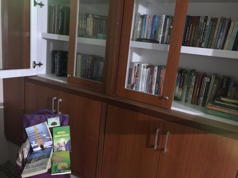 Image: Melirik kembali perpustakaan rumah (by Merza Gamal)