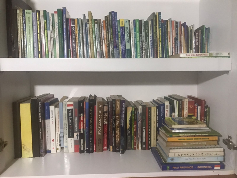 Image: Buku mulai tersisi dengan Smartphote (by Merza Gamal)