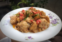 Ayam Bumbu Pedas Mantap yang lezat, cocok untuk sajian di akhir pekan. | Foto: Wahyu Sapta.