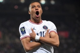 Kylian Mbappe yang diisukan merapat ke Real Madrid dikabarkan untuk memperpanjang kontraknya di PSG. Foto: AFP/Patrick Hertzog via Kompas.com