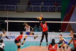 Middle blocker Indonesia, Wilda Nurfadhillah berusaha memblock spike pemain Filipina.| Sumber: Dok NOC Indonesia
