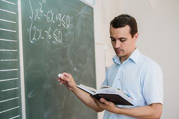 Seorang guru laki-laki yang mengajar sebuah Materi Mapel Matematika. Foto 22/05/2022. Foto dari Grid Health / Levy Larassaty