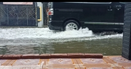 Kendaraan yang lewat depan rumah saat banjir. Dokpri