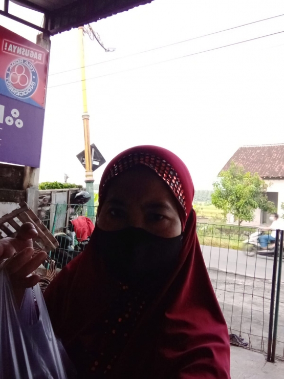 Tetap memakai masker meskipun hanya membeli sayur di depan rumah. Foto yuliyanti