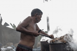 Proses pembuatan arang batok kelapa di Gang Sentiong, Kramat, Jakarta Pusat, pada Minggu (22/03/2022). (Jonas/Mahasiswa)