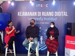 Workshop keamanan digital menghadirkan Andri Hutama Putra, President Director of ITSEC Asia (tengah dan Ani Berta, Content Writer (kanan) - (dokpri)