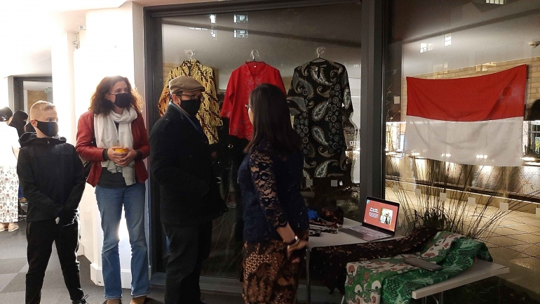 Pengunjung mendengarkan penjelasan Awardee  tentang Indonesia secara seksama (Foto: IISMA Lancaster Awardee) 