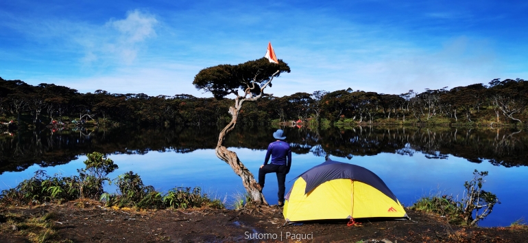 Solo camping di tepi telaga Dewi di puncak gunung Singgalang (Dokumentasi Pribadi)