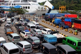 Antrian mobil di Pelabuhan Merak. Sumber: via Kompas.com
