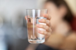 Minum air putih sebelum makan ada gunanya juga. (Sumber: Engin Akyurt/Unsplash)