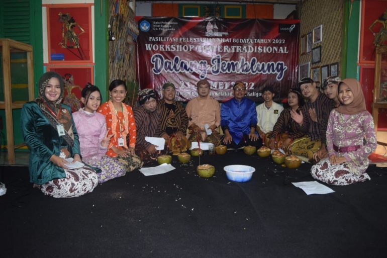 Panitia Workshop Dalang Jemblung berfoto bersama narasumber/Foto: Katasapa Purbalingga