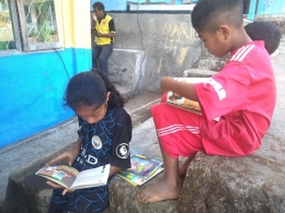 Anak-anak SDK WAtuwawer sedang baca buku sumbangan dari Jakarta. (dokpri)