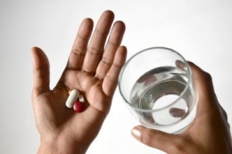 Ilustrasi gambar minum obat menggunakan air putih: dreamers.id