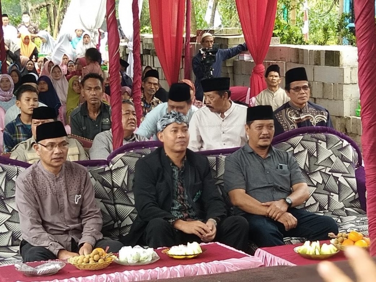 Aziz Umar, S.Sos mendampingi Bupati Pemalang (foto:dokpri)