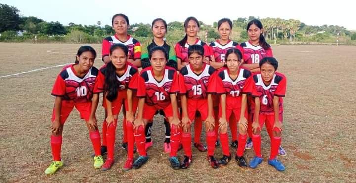 Tim Putri SMA Negeri 1 Pantai Baru, saat sebelum tanding dalam Final Perebutan Juara 1 Tournamen Sepak Bola Liga Pelajar SMA SMK Se-Kab Rote Ndao (Dokpri)